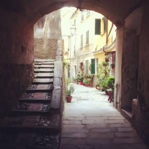 alessia-bossi-01-summer-places-Arcola - ligurian streets