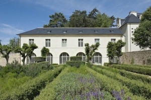 Between Parchment and Touch Screens: the Abbey of Fontevraud